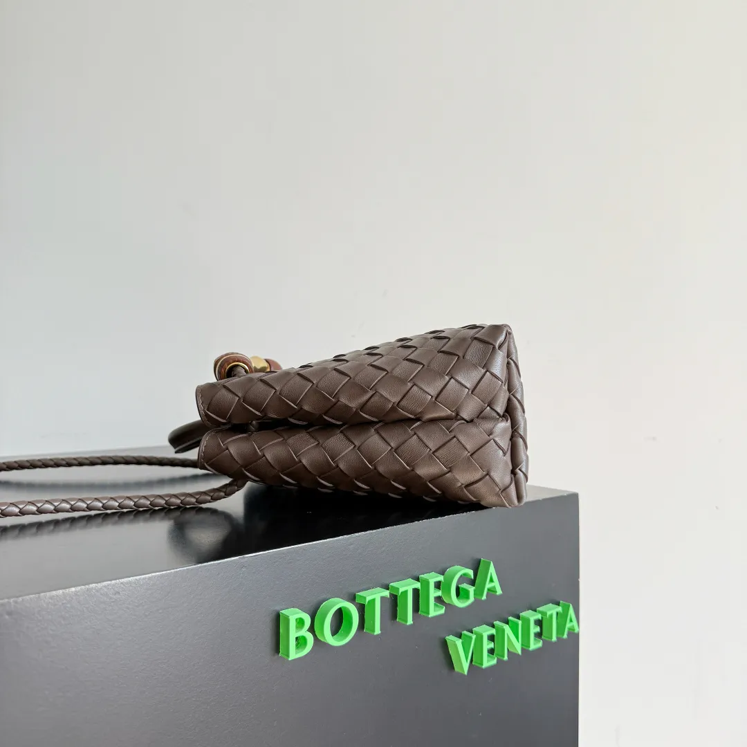 The new Andiamo batch of 3060 BV is shipped‼ ️The classic intercciato weaving process is used to create a soft bag, the metal knot is made of micro-cast aluminum using jewelry technology🪢, and the decorative beads are made of metal and hand-polished oak, allowing you to jump repeatedly between elegance and fun💃, making it unpredictable. Classic and versatile, it shows off your temperament, and the bag has a large capacity, making it very convenient for daily commuting! It has a variety of carrying methods, the shoulder straps can be adjusted by yourself, the original lambskin feels soft and delicate, and the unisex style breaks gender boundaries and brings a more practical and long-lasting use experience. The Andiamo, which has both elegant and casual styles, perfectly interprets the "fashionable old money style". Style number: 743568+wood hardware Color: candy brown Size: 25*22*10.5cm